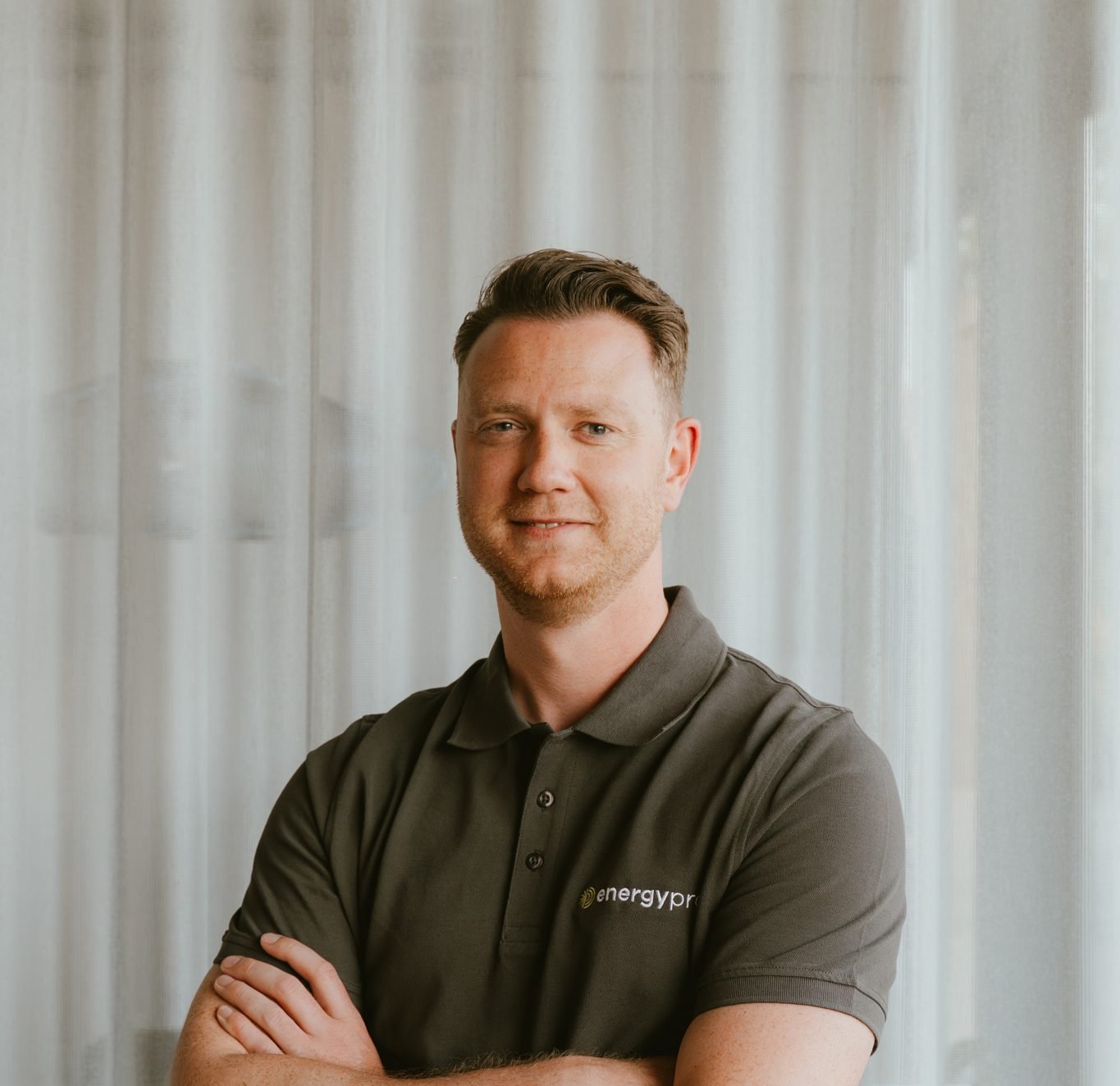 Portret van Kevin van Deuren, adviseur bij EnergyPro, gespecialiseerd in duurzame energieoplossingen voor particulieren en bedrijven.