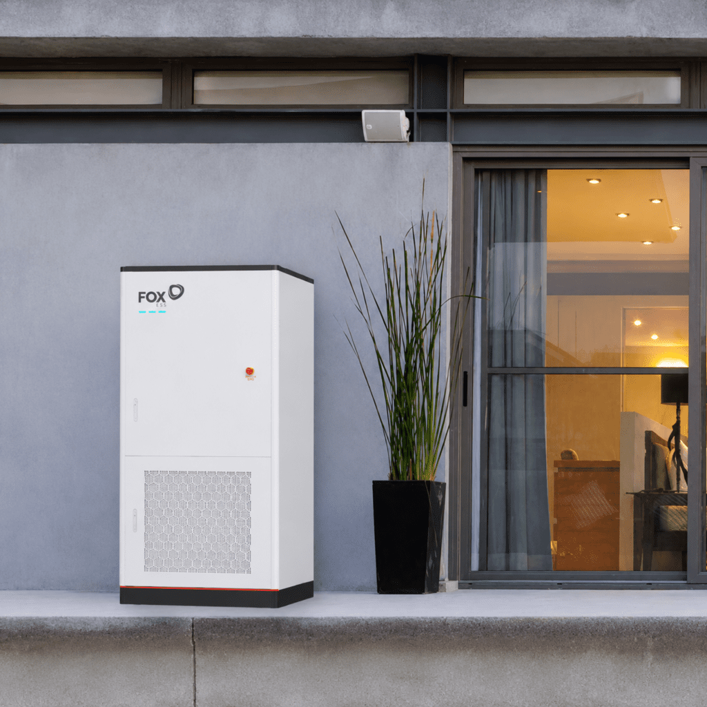 FOX ESS Three Phase ESS batterijopslagsysteem geplaatst naast een bedrijfsgebouw voor duurzame energieopslag.