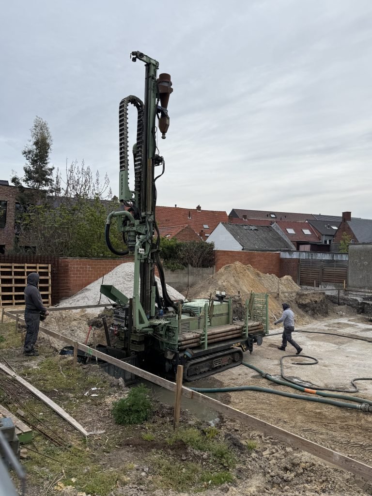 Boorinstallatie voert geothermische boringen uit voor een duurzame warmtepompinstallatie.