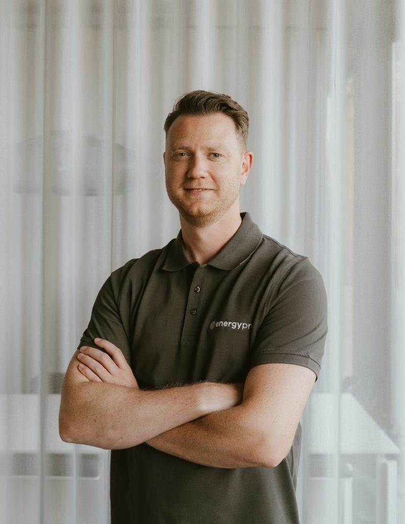 Portret van Kevin van Deuren, adviseur bij EnergyPro, gespecialiseerd in duurzame energieoplossingen voor particulieren en bedrijven.