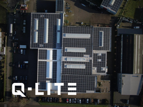 Luchtfoto van bedrijfspand met zonnepanelen bij Q-Lite