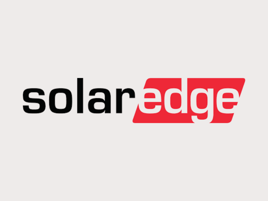 SolarEdge logo met zwarte en rode merknaam op lichte achtergrond