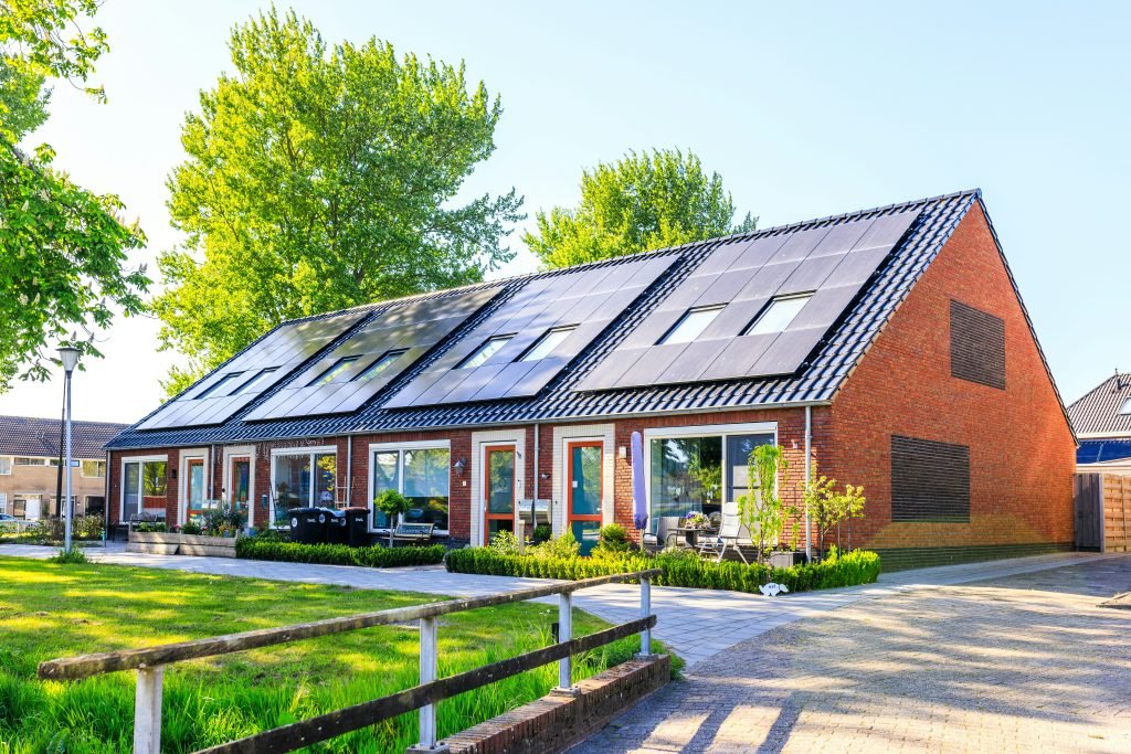 Rijtjeswoning met zonnepanelen op het dak in een woonwijk