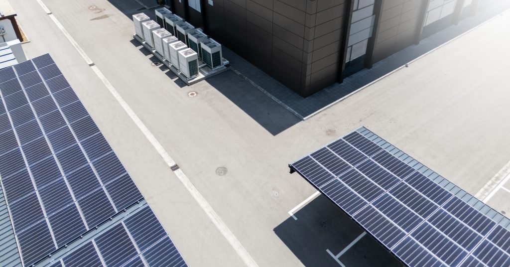 zakelijke laadpalen op bedrijfsparking met elektrische wagens