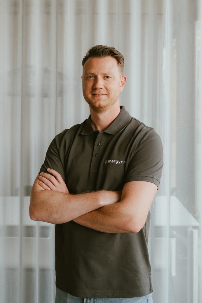 Portret van Kevin van Deuren, adviseur bij EnergyPro, gespecialiseerd in duurzame energieoplossingen voor particulieren en bedrijven.
