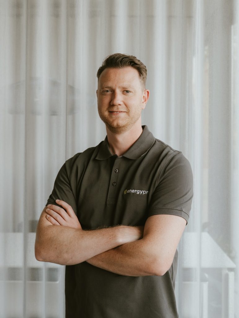 Portret van Kevin van Deuren, adviseur bij EnergyPro, gespecialiseerd in duurzame energieoplossingen voor particulieren en bedrijven.