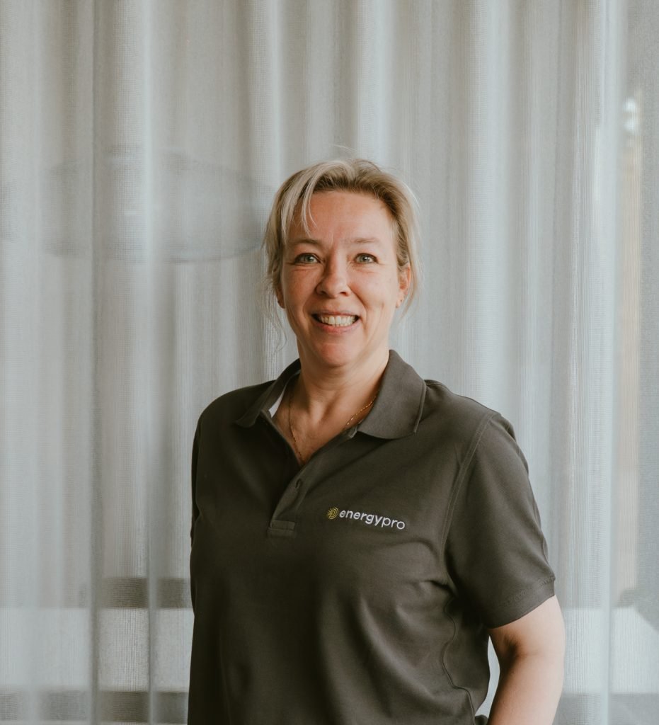 Medewerker van EnergyPro poseert voor een portretfoto op kantoor.