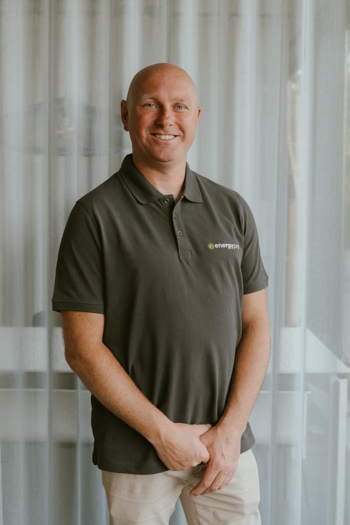 Portret van medewerker van EnergyPro met expertise in duurzame energie, energiebeheer en innovatieve energietechnologie.
