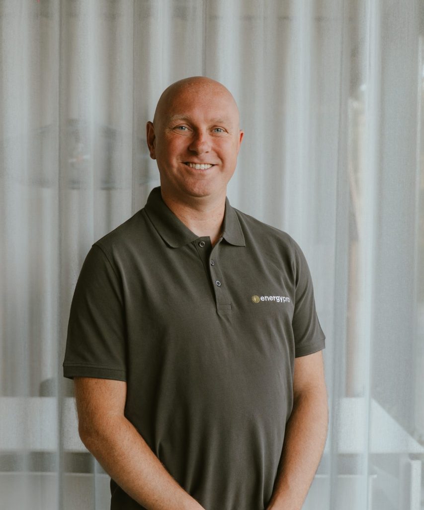 Portret van medewerker van EnergyPro met expertise in duurzame energie, energiebeheer en innovatieve energietechnologie.