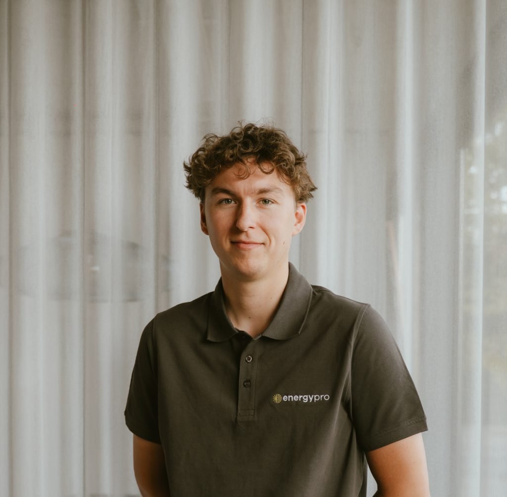Portret van een EnergyPro-medewerker die klanten adviseert over duurzame energieoplossingen.