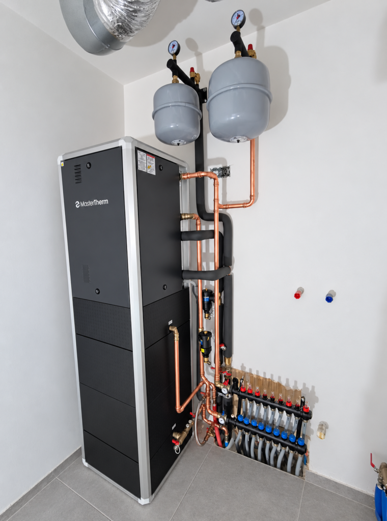 Project Hertog Janplein: technische ruimte met warmtepomp en vloerverwarmingsverdeler