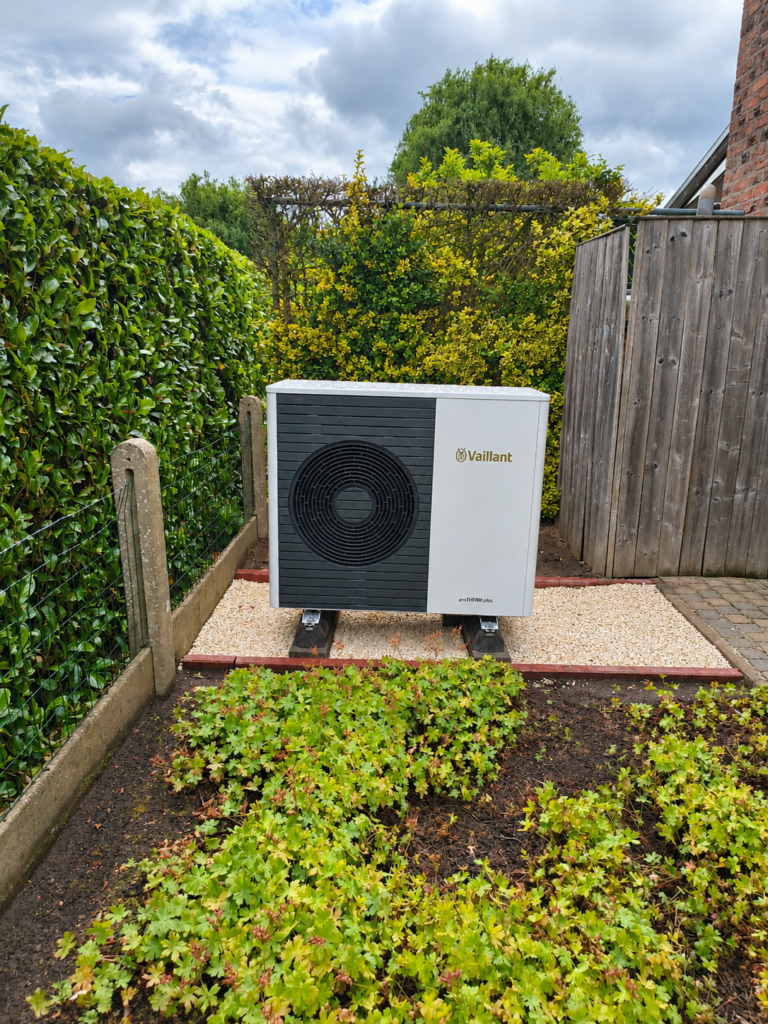 Project Kasterlee: buitenunit van de warmtepomp in de tuin
