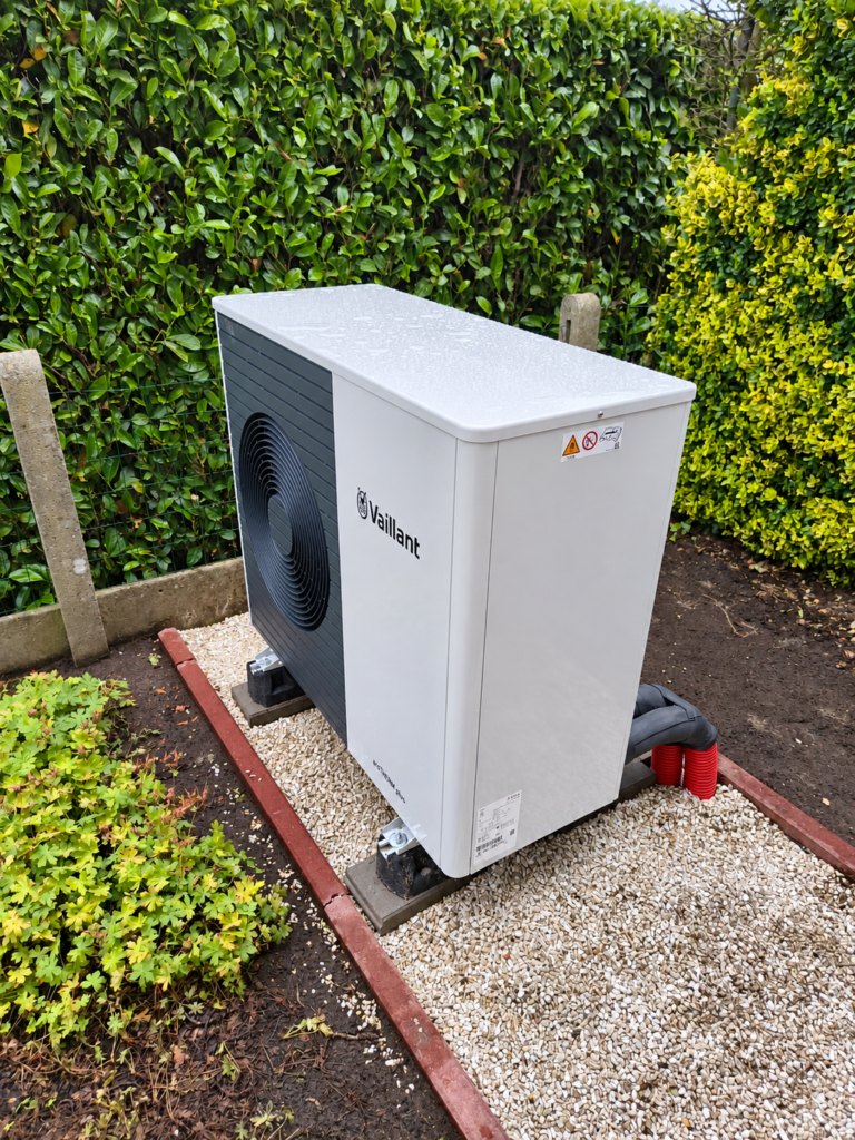 Project Kasterlee: Vaillant-buitenunit op een grindbed 8098f8de-… Buitenunit van verder weg, in de tuin Project Kasterlee: buitenunit van de warmtepomp in de tuin ad964dc9-… Buitenunit recht van voren Project Kasterlee: mazoutketel vervangen door een Vaillant lucht/water-warmtepomp cffad6ce-… Technische ruimte met de binnenunit Project Kasterlee: binnenunit van de warmtepomp in de technische ruimte