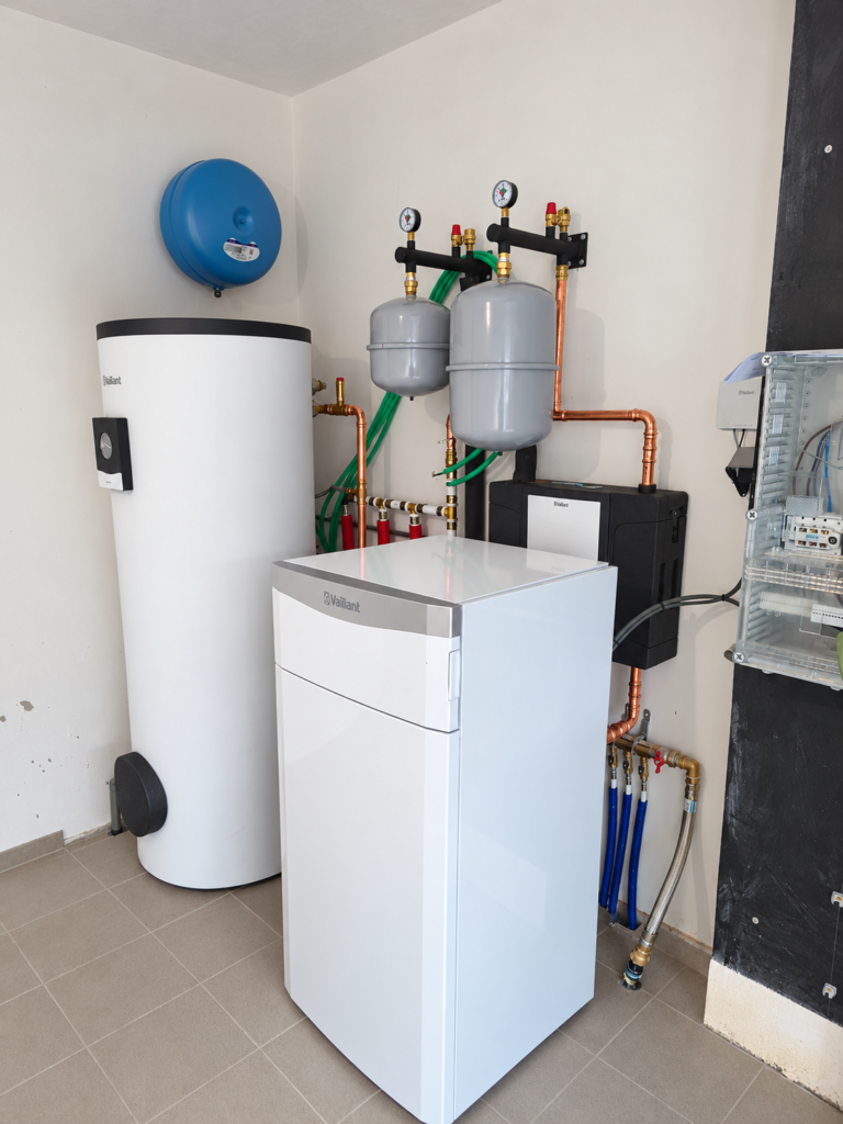 Project Kapelle-op-den-Bos: bodem/water-warmtepomp met boiler in de technische ruimte